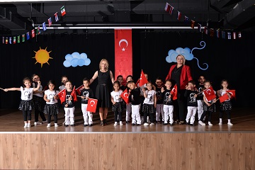 Timhan Çocuk Kulubü 23 Nisan Ulusal Egemenlik ve Çocuk Bayramı gösterisi